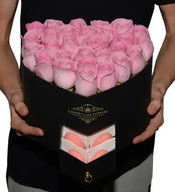 Kalpli Kutuda Pembe Güller ve Makaron