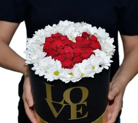 Love Silindir Kutuda Beyaz Papatya ve Kırmızı Güller