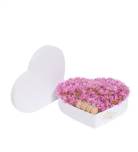 Kalpli Kutuda Pembe Kır Çİçeği ve Makaronlar
