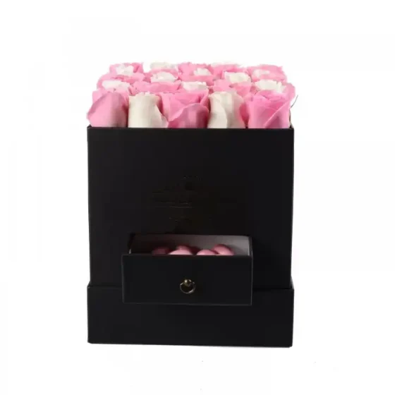 Kare Kutuda Beyaz-Pembe Güller ve Badem Şekeri
