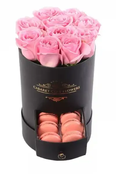 Yuvarlak Kutuda Pembe Güller ve Makaron